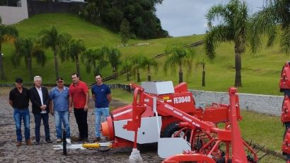 Aquisição de kit fenação beneficia agricultores de Faxinal dos Guedes