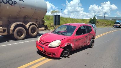 Após perder o controle do veículo, motorista colide contra caminhão em Xaxim