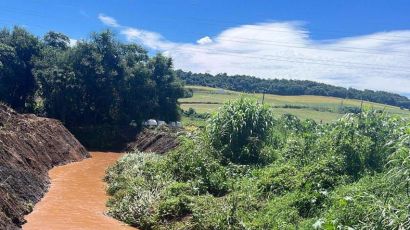 Prefeitura de Xanxerê continua limpeza do canal do Rio Xanxerê e seus afluentes