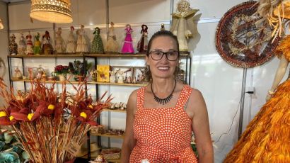 Artesã de Xanxerê encanta na ExpoFemi 2024 com peças fabricadas de palha de milho