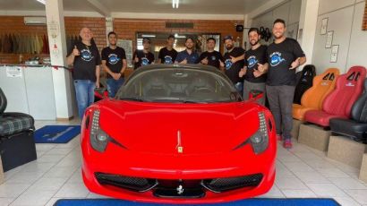 Exemplar de edição especial da Ferrari trazido do Mato Grosso chama atenção em Xanxerê