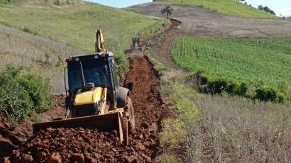 São Domingos trabalha na estrada geral da linha Santo Antônio e distrito da Vila Milani