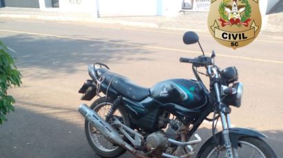 Sem capacete e com uma lata de cerveja, motociclista é flagrado pela polícia em Xaxim 
