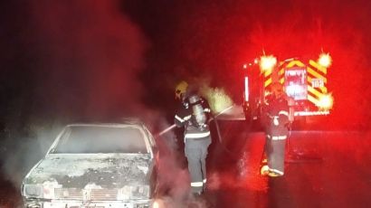 Veículo fica destruído após incêndio em Ouro Verde