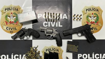 Idosa é presa e armas apreendidas em operação policial que investiga intimidação de comerciante