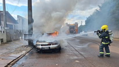 Veículo fica destruído após incêndio em Xanxerê