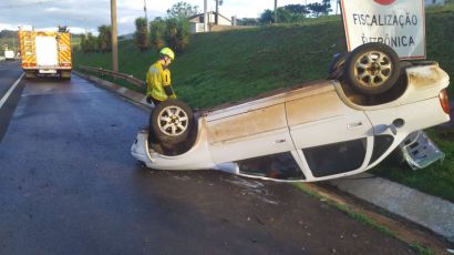 Carro sai da pista e capota na BR-282 em Xanxerê