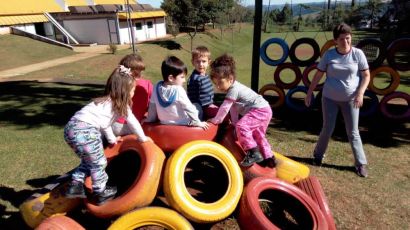 EMEB Vista Alegre constrói parque a partir de pneus usados