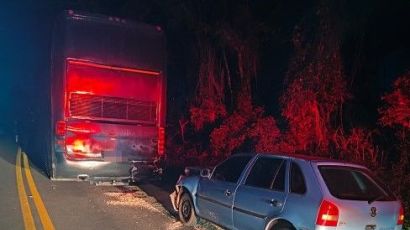 Carro bate em ônibus que estava quebrado na pista, na SC-480