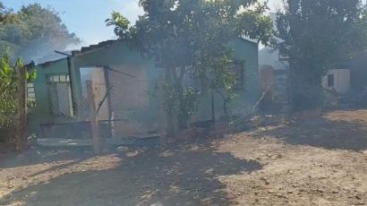 Casas são atingidas por incêndio no bairro Vila União na tarde desta quinta (09)