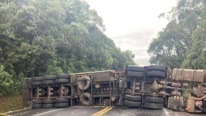 Condutor fica ferido após caminhão tombar na BR-282 em Ponte Serrada