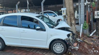 Condutora fica ferida após veículo colidir contra poste em Xanxerê
