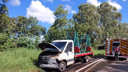 Bombeiros atendem ocorrência de incêndio em veículo em São Domingos