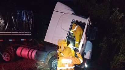 Após colidir contra pedra, caminhão sai da pista e deixa condutor ferido em Xanxerê