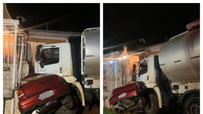 Carro estacionado é esmagado por caminhão em Xaxim