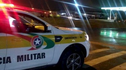 Homem e adolescente são detidos por roubo em residência no bairro Santa Cruz