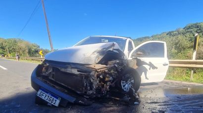 Colisão entre carro e caminhões deixa uma pessoa ferida em Ponte Serrada