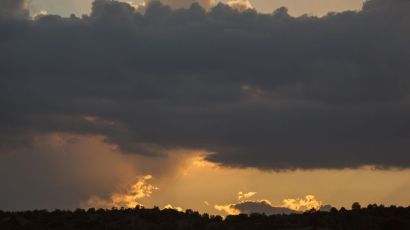 Frente fria provoca queda nas temperaturas e condições para temporais em SC