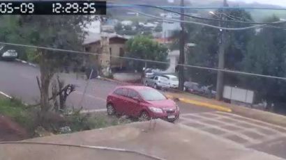 Vídeo: Veículo atropela cachorro e não presta socorro em Xanxerê