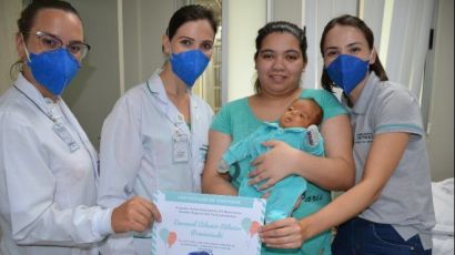 Bebê recebe alta e certificado de vencedor após ficar mais de 60 dias na UTI Neonatal do HRSP