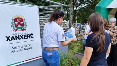 Secretaria de Meio Ambiente distribui 150 mudas de árvores durante ação do Recicla Xanxerê