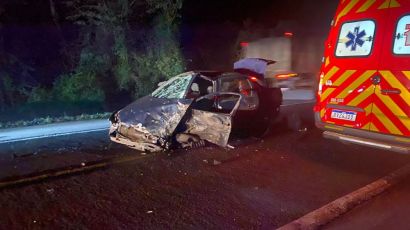 Veículo colide contra caminhão após ultrapassagem na BR-282 em Vargeão
