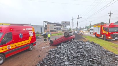 Carro sai da pista e capota na rua 27 de Fevereiro