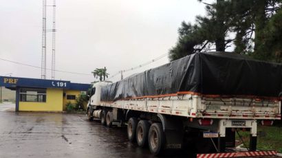 Polícia intercepta em SC carreta de donativos para o RS transportando drogas escondias 