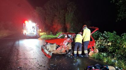 Dois homens ficam feridos em colisão entre carro e caminhão em São Domingos
