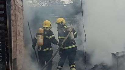Incêndio deixa residência destruída em São Domingos