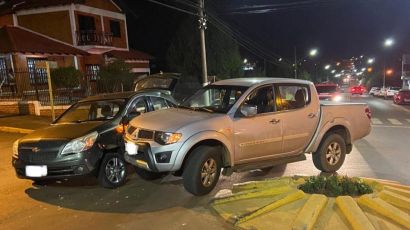 Acidente de trânsito envolvendo dois carros é registrado no Centro de São Domingos