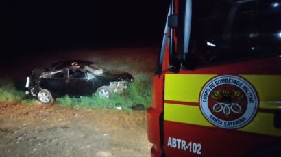Duas pessoas ficam feridas em capotamento de carro no interior de Abelardo Luz 