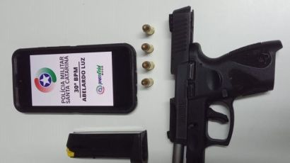 Jovem é preso em Abelardo Luz após intimidar pessoas com arma de fogo