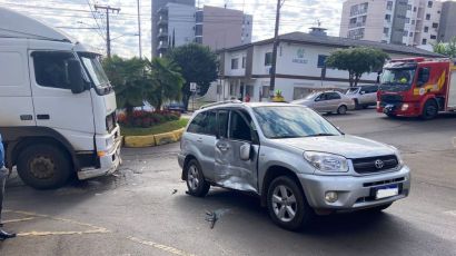 Colisão entre carro e caminhão deixa uma pessoa ferida em Xanxerê