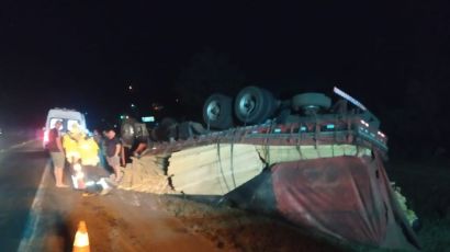 Caminhão tomba na BR-282 em Ponte Serrada