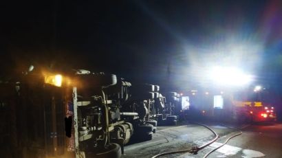 Três pessoas ficam feridas em tombamento de carreta na BR-282 