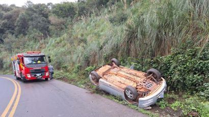 Saída de pista seguida de capotamento é registrada em Xanxerê