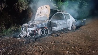 Veículo é consumido por incêndio no interior de Faxinal dos Guedes