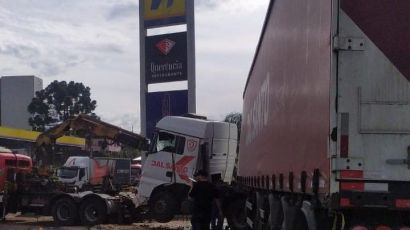 Colisão entre caminhões é registrada em Ponte Serrada