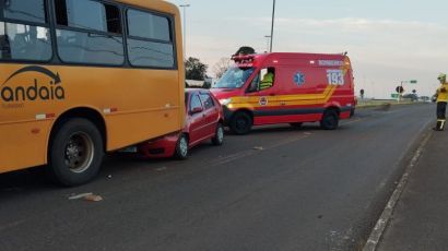 Veículo de passeio colide em traseira de ônibus na BR-282 em Xanxerê