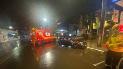 Homem fica ferido após colidir com carro contra caminhão no Centro de Xanxerê