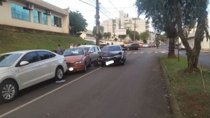 Cinco veículos são envolvidos em colisão próximo ao Hélio Ortiz
