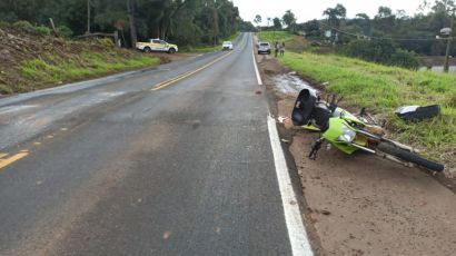 Motociclista fica ferido após colidir na traseira de veículo em São Domingos
