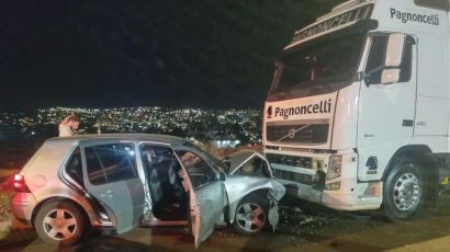 Duas pessoas ficam feridas após carro bater em caminhão estacionado 