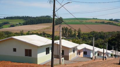 Governo do Estado entrega casas populares em Vargeão