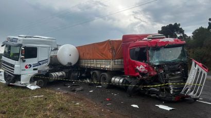 Caminhoneiro fica ferido em acidente com três caminhões em Ponte Serrada