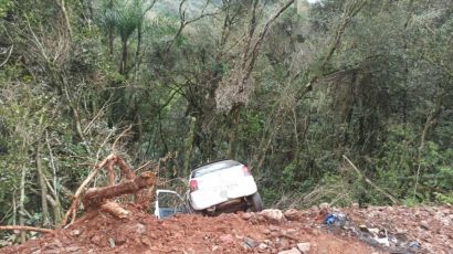 Motorista perde o controle e carro vai parar entre árvores no interior de Xanxerê