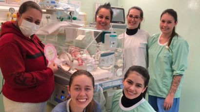 Bebê que nasceu prematura completa mesversário na UTI Neonatal do HRSP