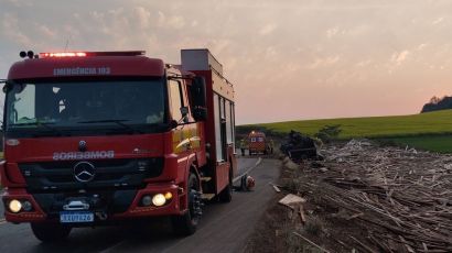 Condutor fica ferido após carreta carregada com madeira bruta tombar em Xanxerê