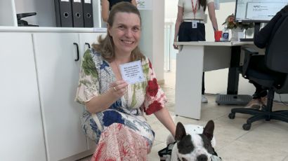 Promotorias de Justiça de Xanxerê recebem visita de Stiles, o cão mensageiro